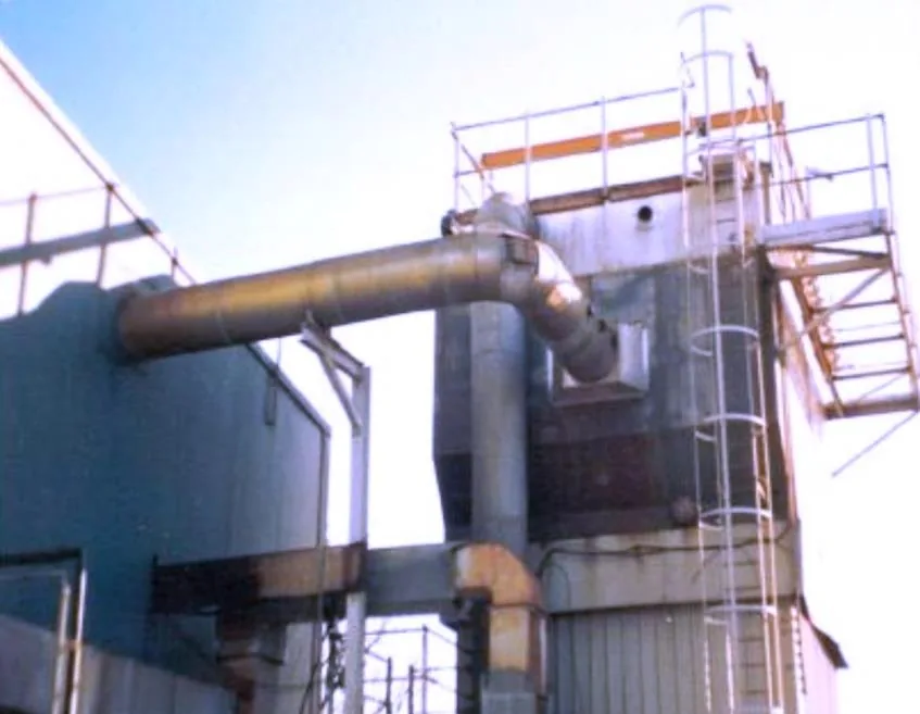 Compact catalytic ceramic filter unit combining dust removal and DeNOx in one vessel
